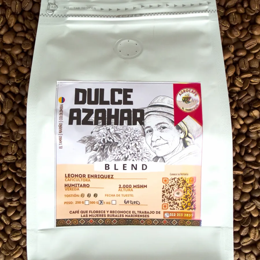 Bolsa de Café Dulce Azahar sobre granos de café tostado.