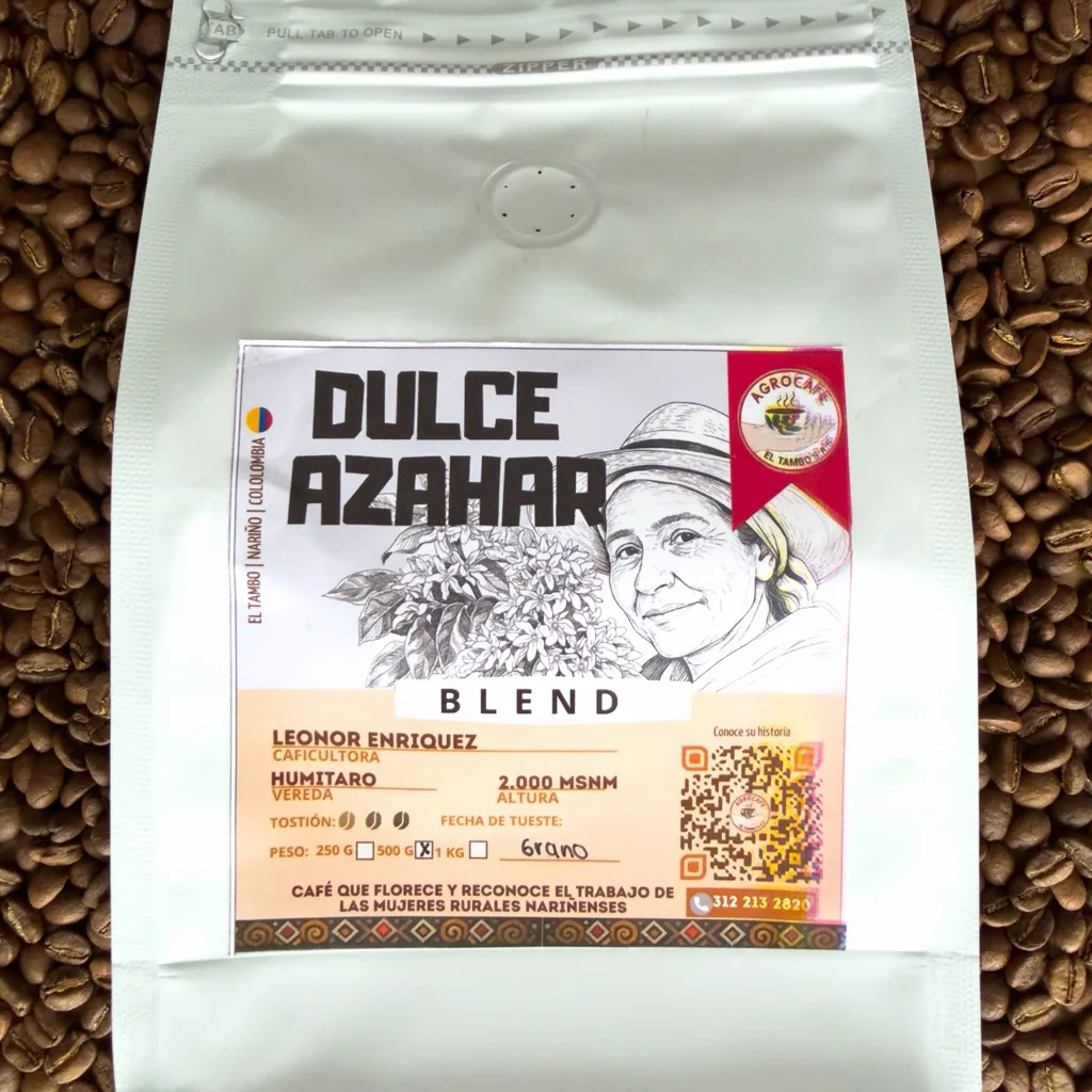 Bolsa de Café Dulce Azahar sobre granos de café tostado.