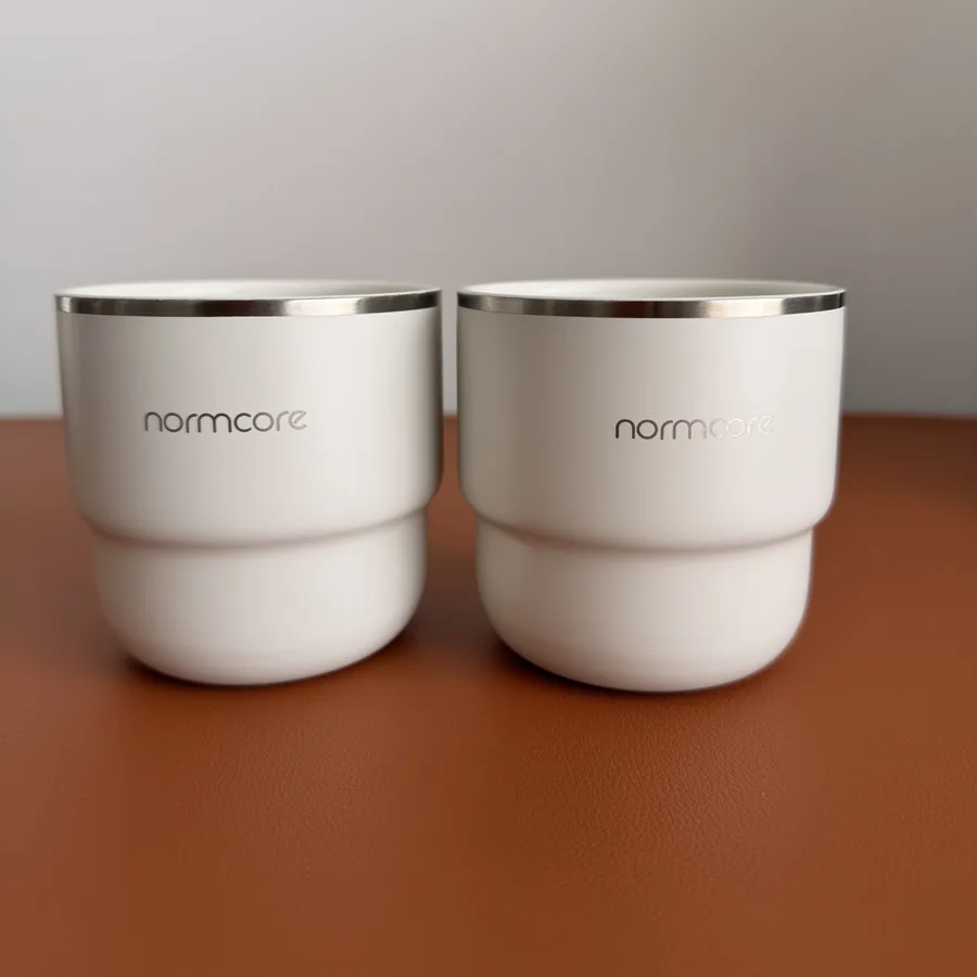 Dos tazas Normcore blancas de doble pared, una al lado de la otra.