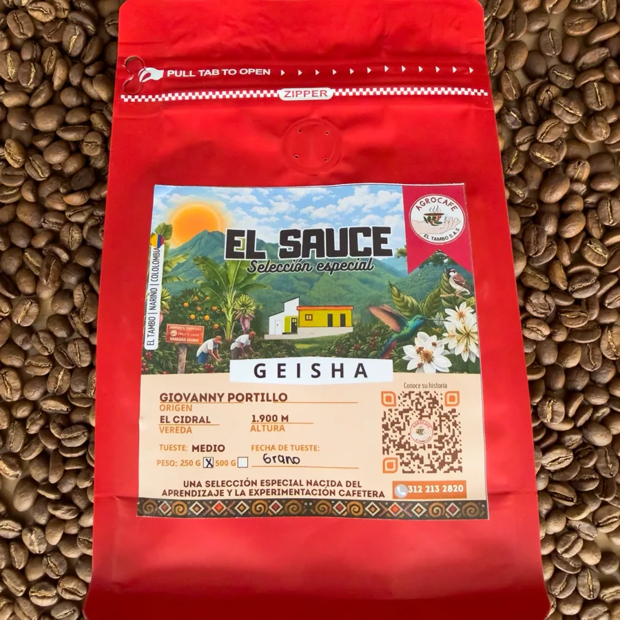 Bolsa roja de Café Geisha, de la línea El Sauce, sobre granos de café tostado.