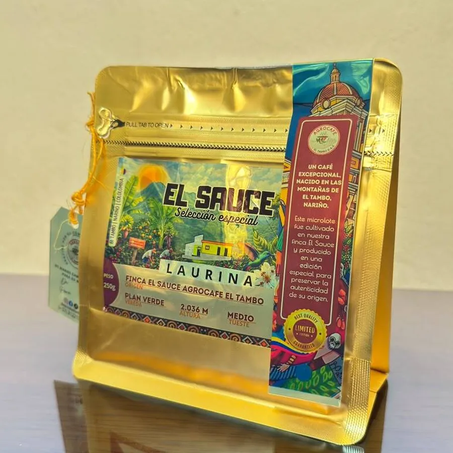 Bolsa dorada de Café Laurina, edición limitada de la Finca El Sauce, El Tambo, Nariño.