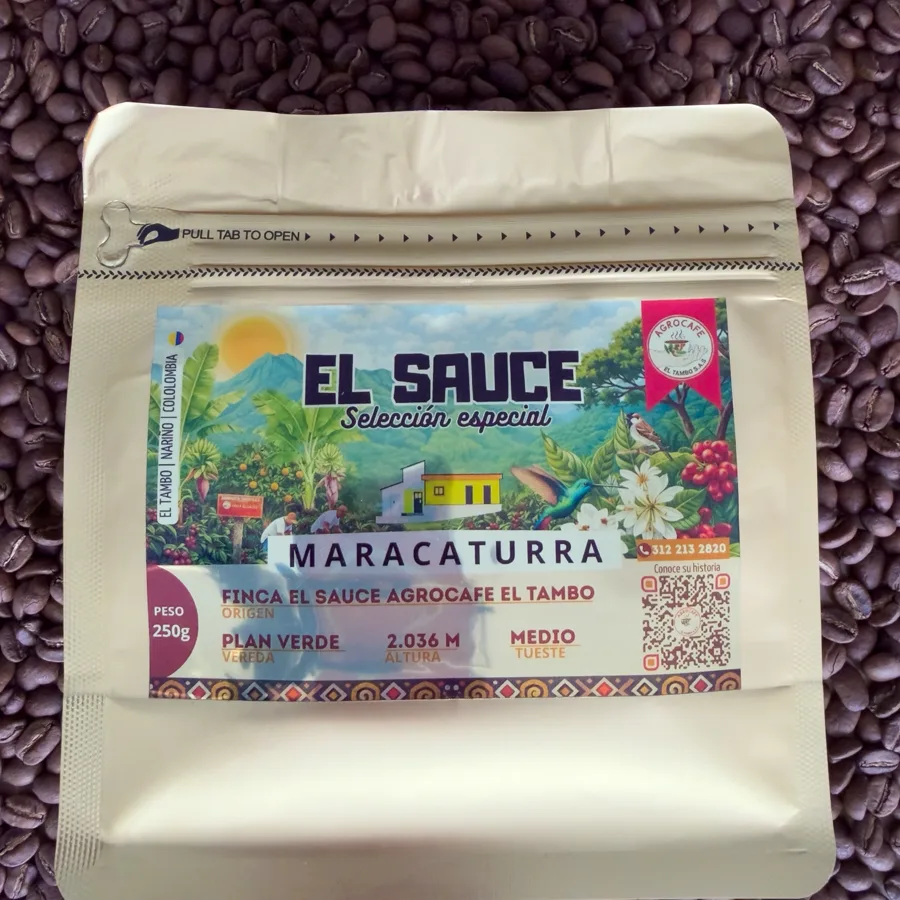 Bolsa de Café Maracaturra, de la línea El Sauce, sobre granos de café tostado.