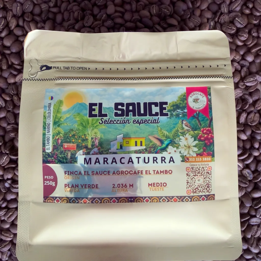 Bolsa de Café Maracaturra, de la línea El Sauce, sobre granos de café tostado.